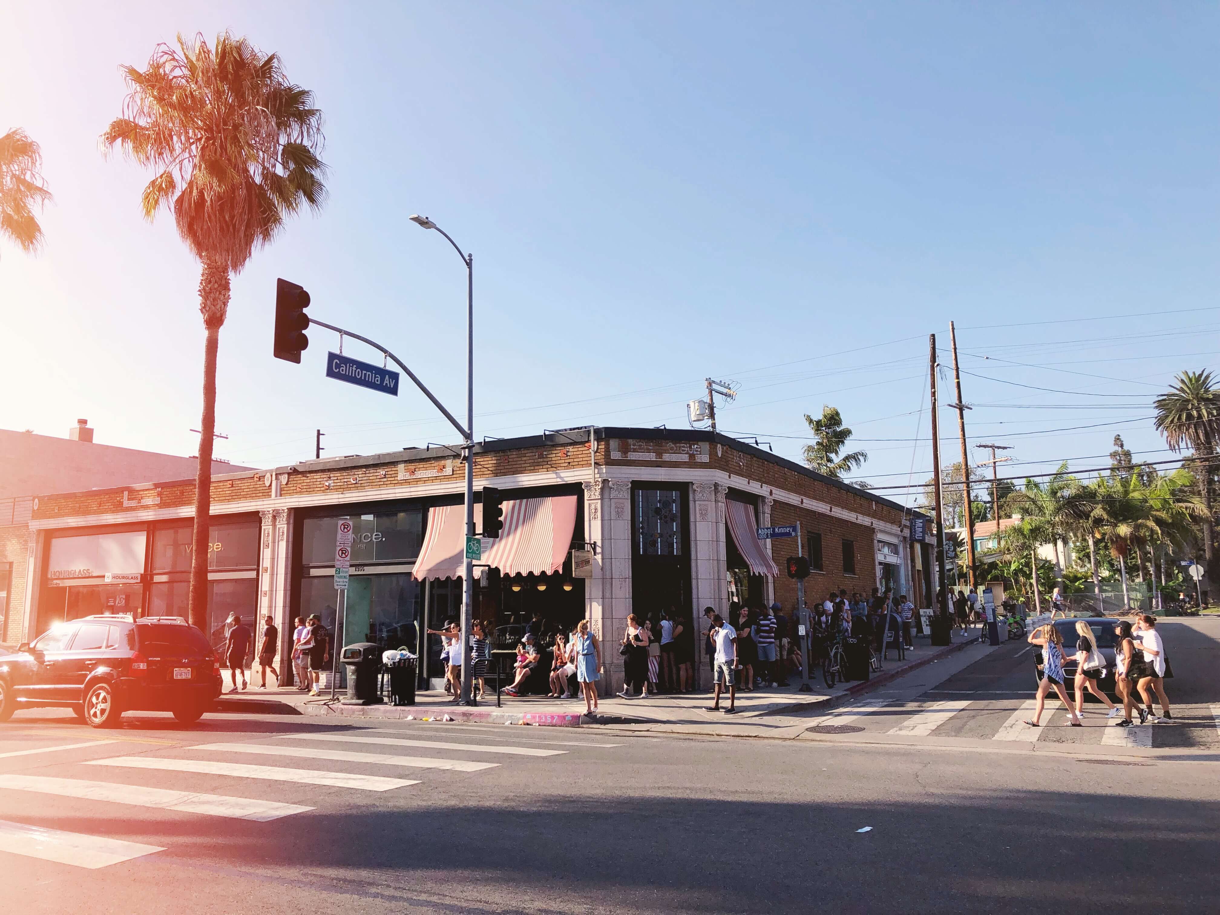Abbot Kinney Boulevard 🎬 Mes 10 endroits préférés à Los Angeles. Carte des quartiers Los Angeles, sur Goodie Mood, le blog Feel Good et Créativité #losAngeles #expatlife #changerdevie #venice #santaMonica #theGrove #beverlyHills